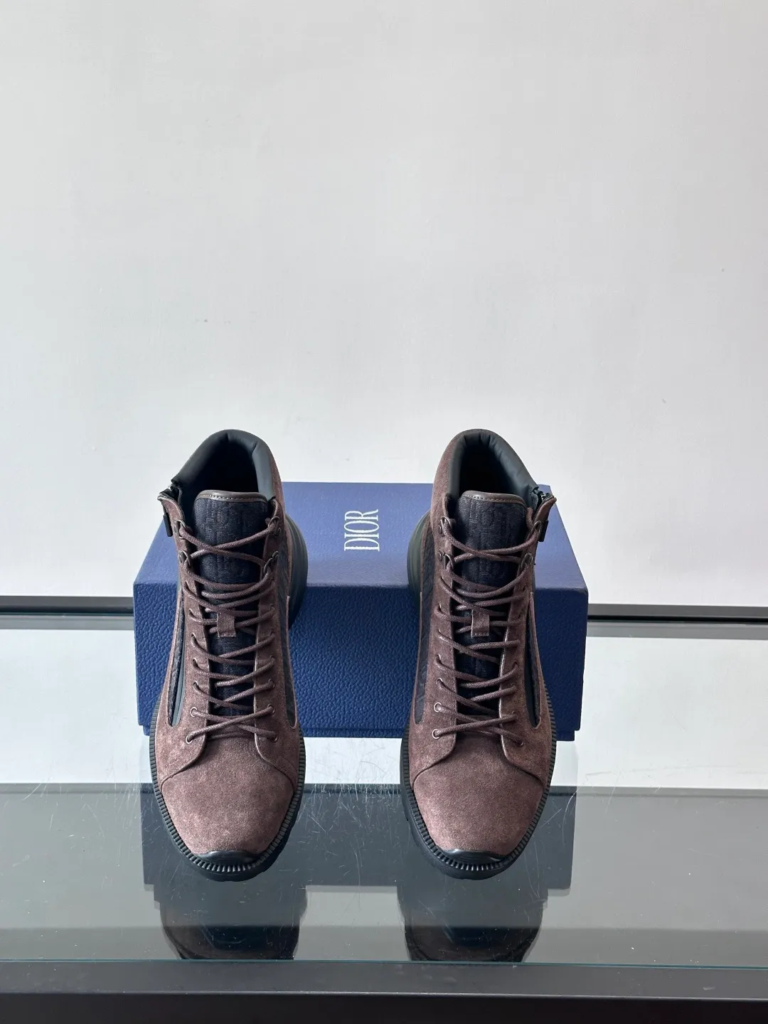 p600 "Dio＊" Combat Oblique high-top sneakers, black glossy leather + Oblique presbyopic canvas splicing, low-key luxury and super recognizable. The EVA sole is lightweight and cushioned, making it comfortable for daily wear or long walks. The high-top design is perfect for support, and the tongue and sole have the "DIOR" logo. You must pay attention to details! Whether it is casual or urban style, it can be easily controlled. It is a high-end luxury item that combines fashion and function. It is a popular choice for men's shoes size: 39-44 (38.45 customized)